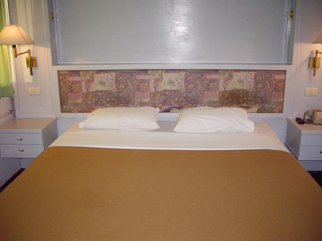 Lopburi Inn Hotel Pokój zdjęcie